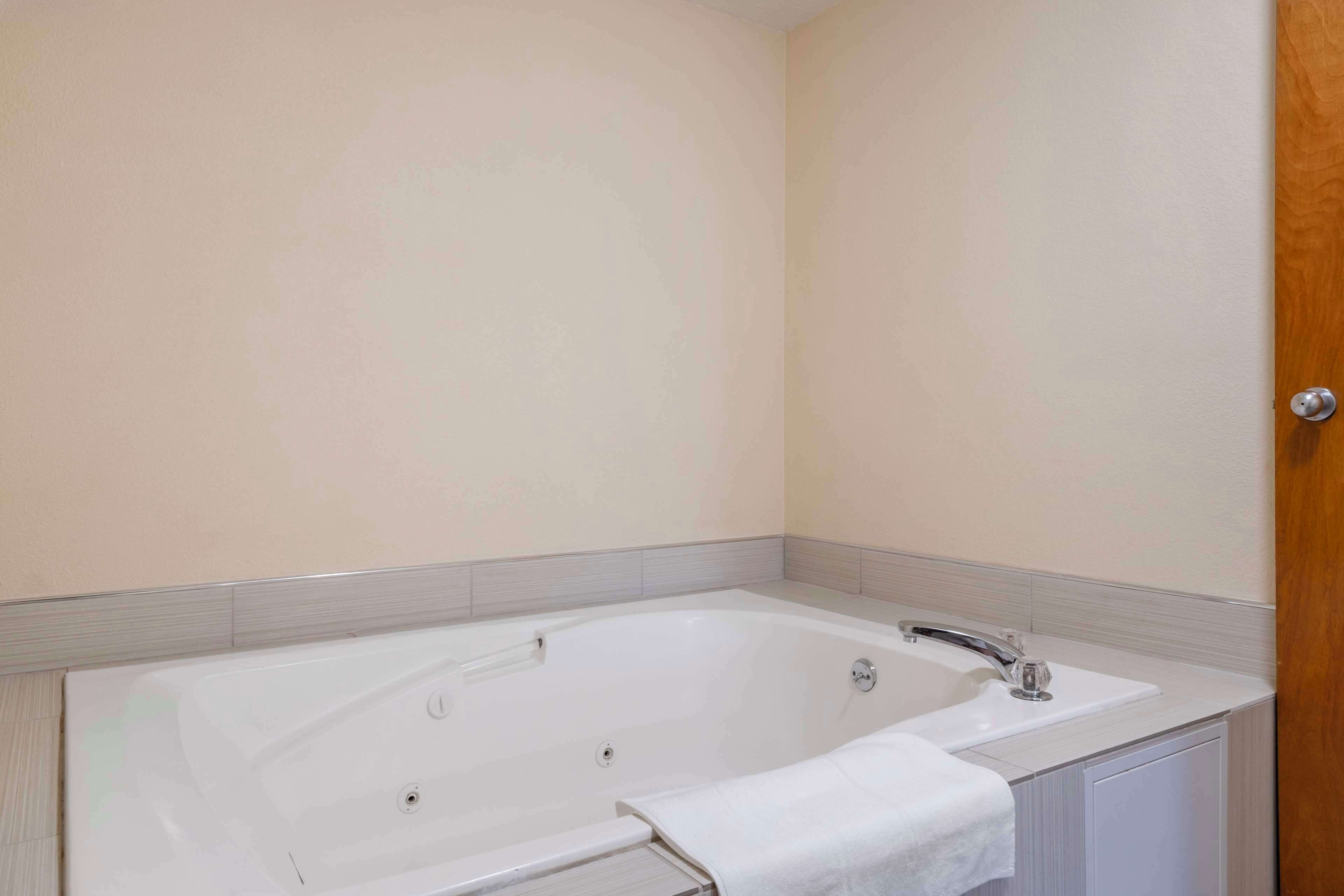 suite, 1 king bed, non smoking, microwave | bathroom | combined shower/bathtub, free toiletries, hair dryer, towels