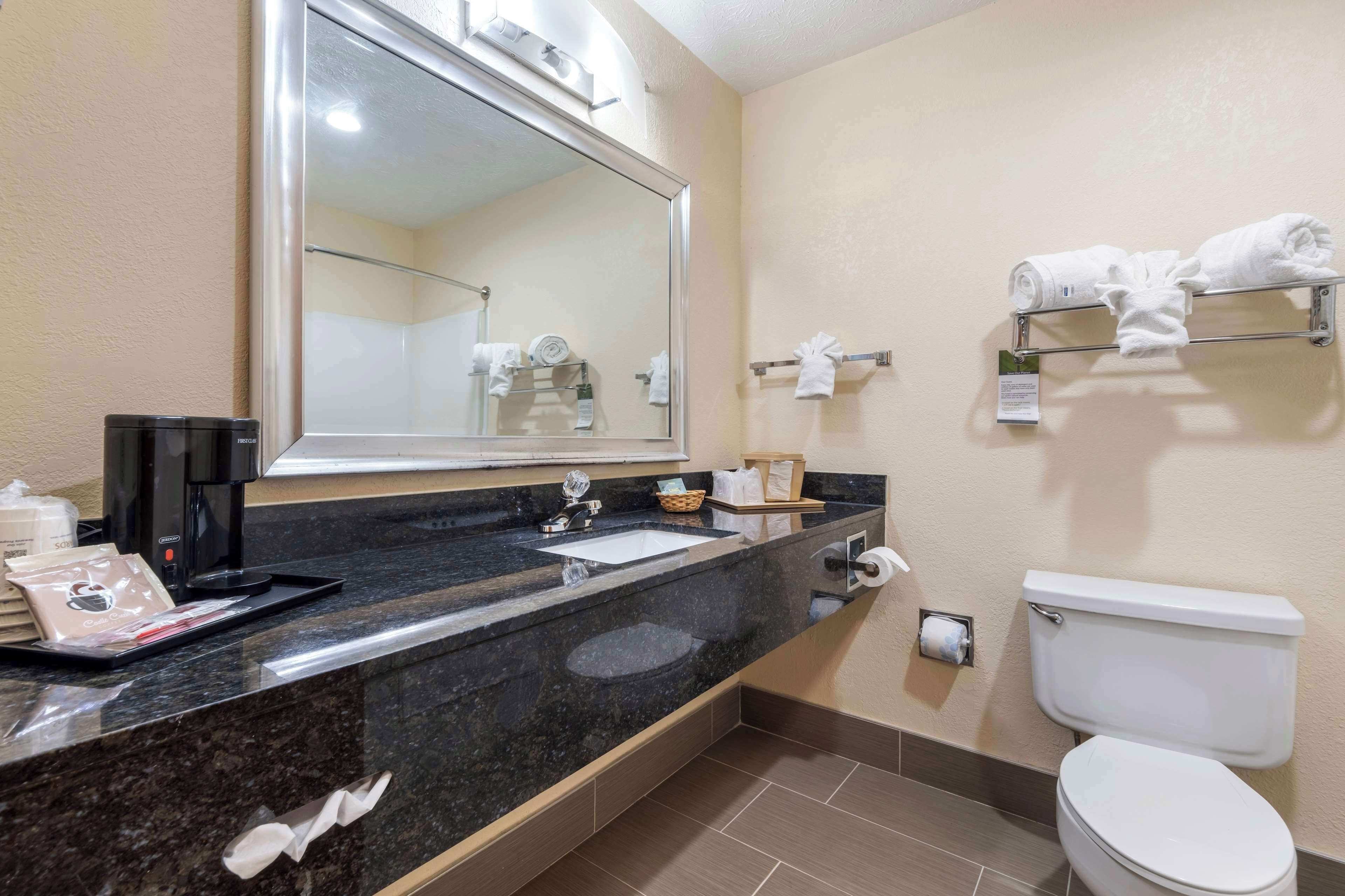 standard room, 1 king bed, non smoking, refrigerator & microwave | bathroom | combined shower/bathtub, free toiletries, hair dryer, towels