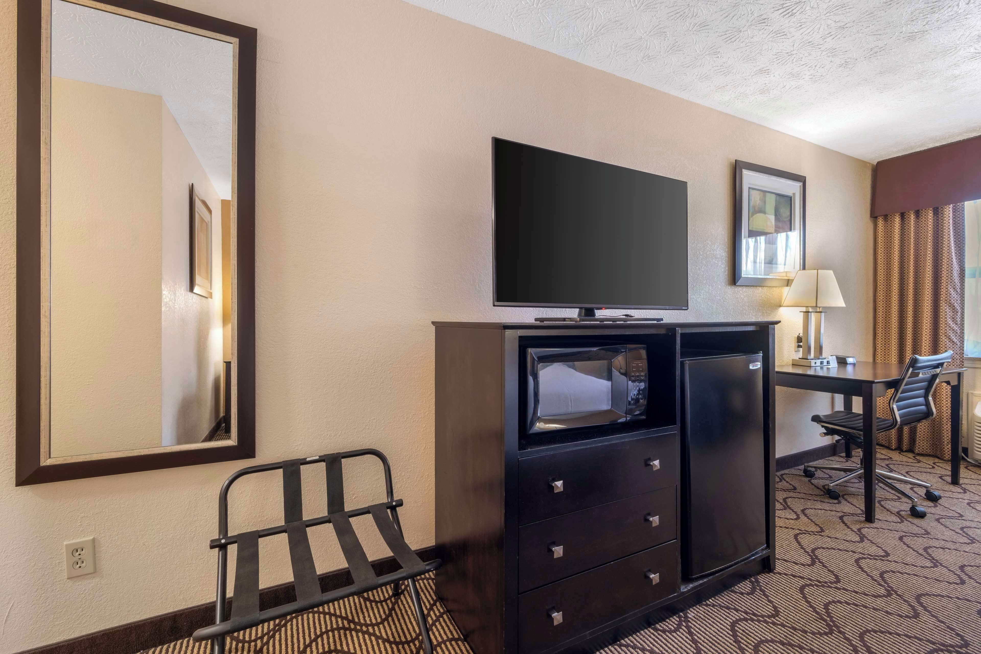 standard room, 1 king bed, non smoking, refrigerator & microwave | premium bedding, iron/ironing board, rollaway beds, free wifi