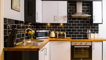 Apartamento, 1 habitación (King Richard's Snug) | Cocina privada | Frigorífico, microondas, horno y placa de cocina