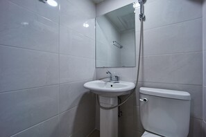 Standard Double Room | Bathroom | Shower, free toiletries, hair dryer, bathrobes - Seoul Central Hotel (Seoul)