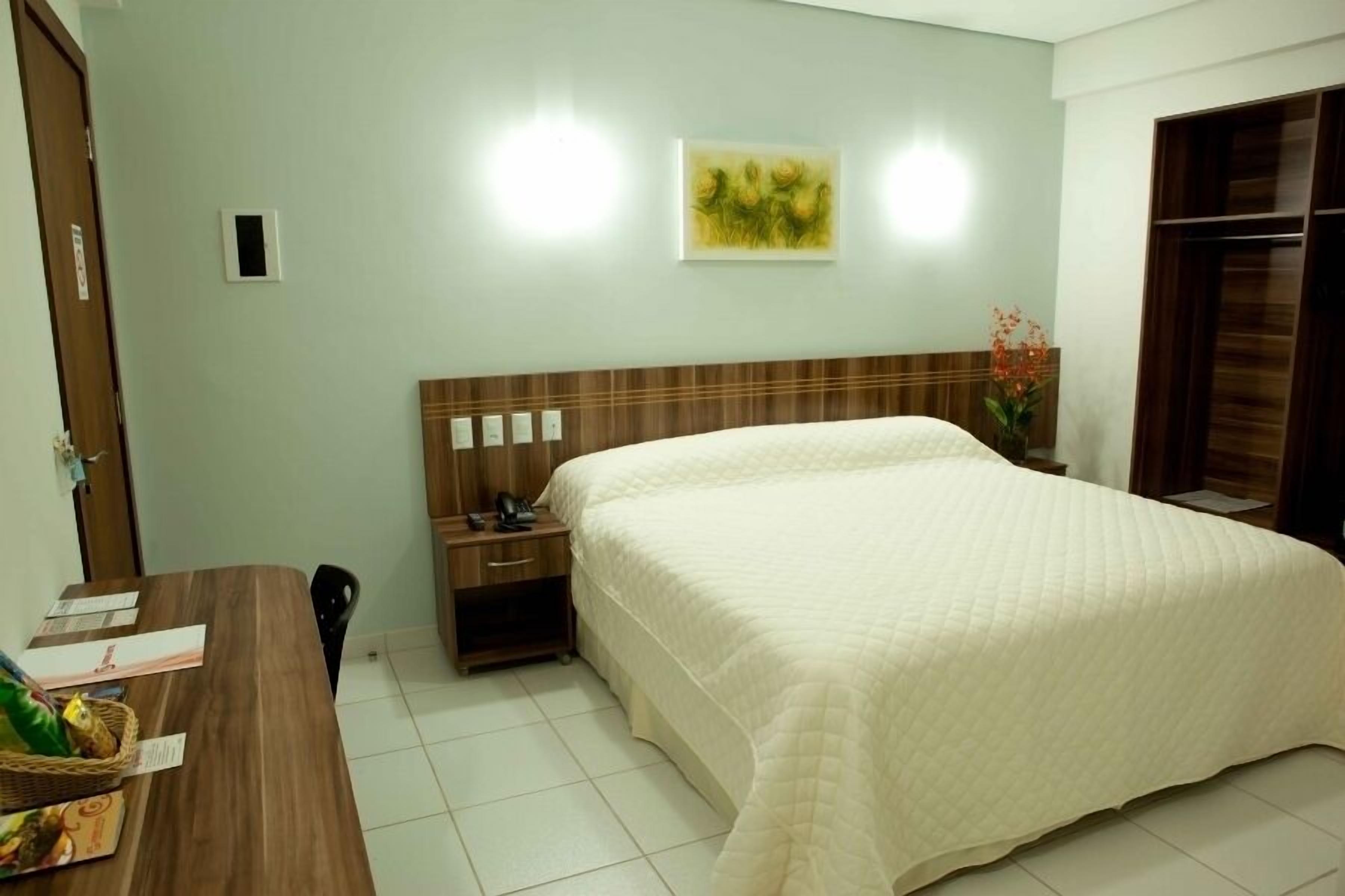 Frigobar, cofres nos quartos, escrivaninha, Wi-Fi de cortesia