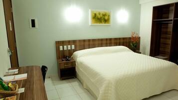 Frigobar, cofres nos quartos, escrivaninha, Wi-Fi de cortesia