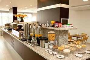 Free daily buffet breakfast  - Serras Hotel (Cuiabá)