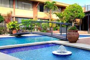 Una piscina al aire libre