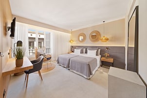 Minibaari, tallelokero huoneessa, työpöytä, pimennysverhot