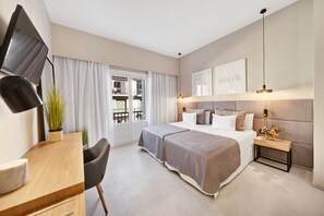 Minibar, caja de seguridad en la habitación y escritorio 
