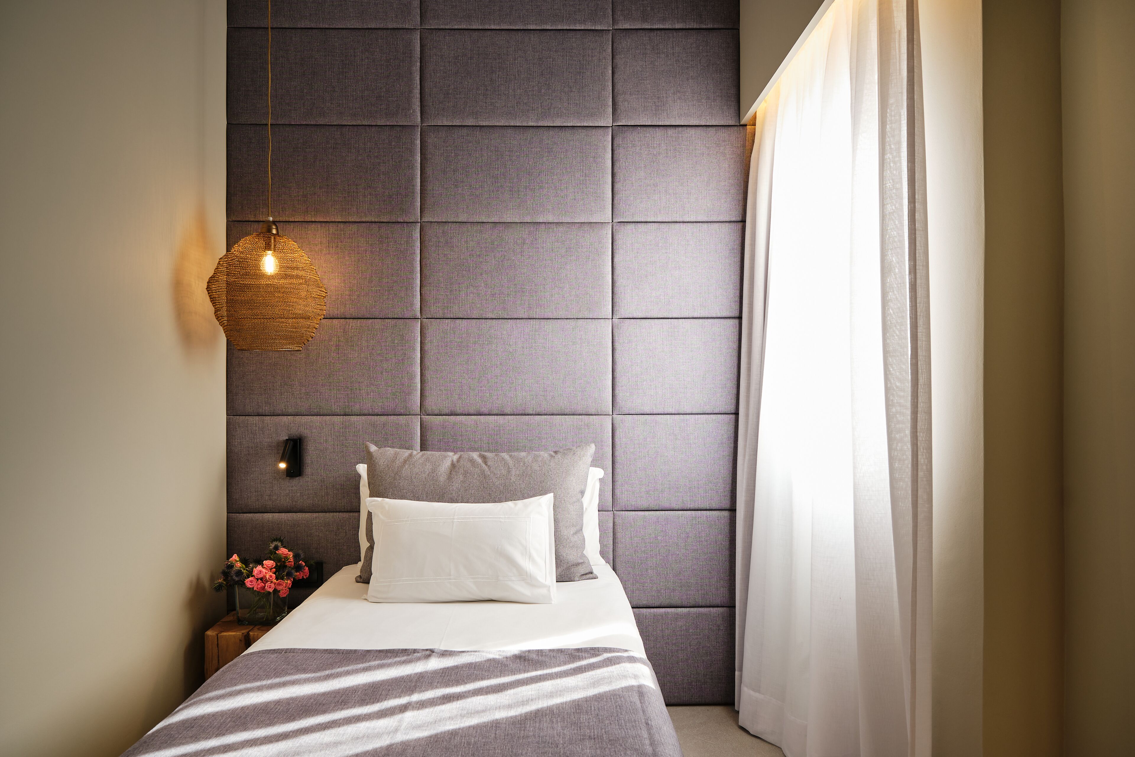 single room | minibar, in-room safe, desk, blackout curtains