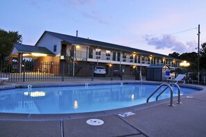 Seasonal outdoor pool - The Regency Inn (Eureka Springs)