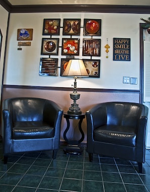 Lobby sitting area - The Regency Inn (Eureka Springs)