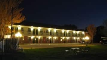 Fassade der Unterkunft – Abend/Nacht