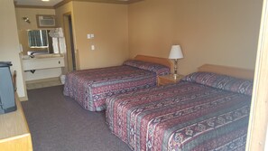 Standard Double Room | Desk, iron/ironing board, free WiFi - Rainbow Motor Inn (Chilliwack)