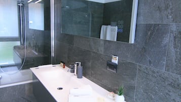 Double Room Standard | Badezimmer | Kostenlose Toilettenartikel, Haartrockner, Hausschuhe, Bidet