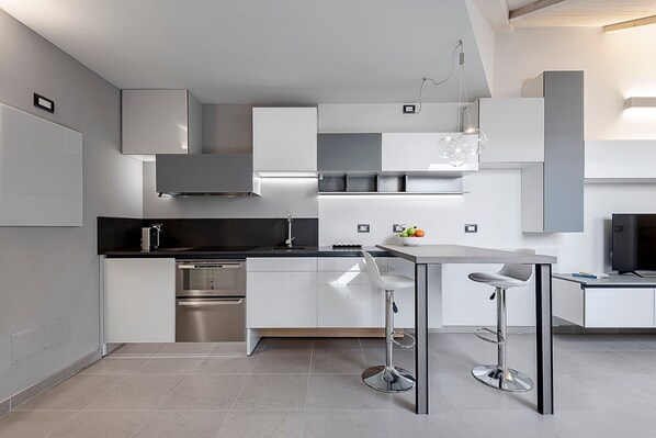 Leilighet – design | Oppholdsområde | En 80-centimeters TV med Parabol-TV samt oppvarmet gulv