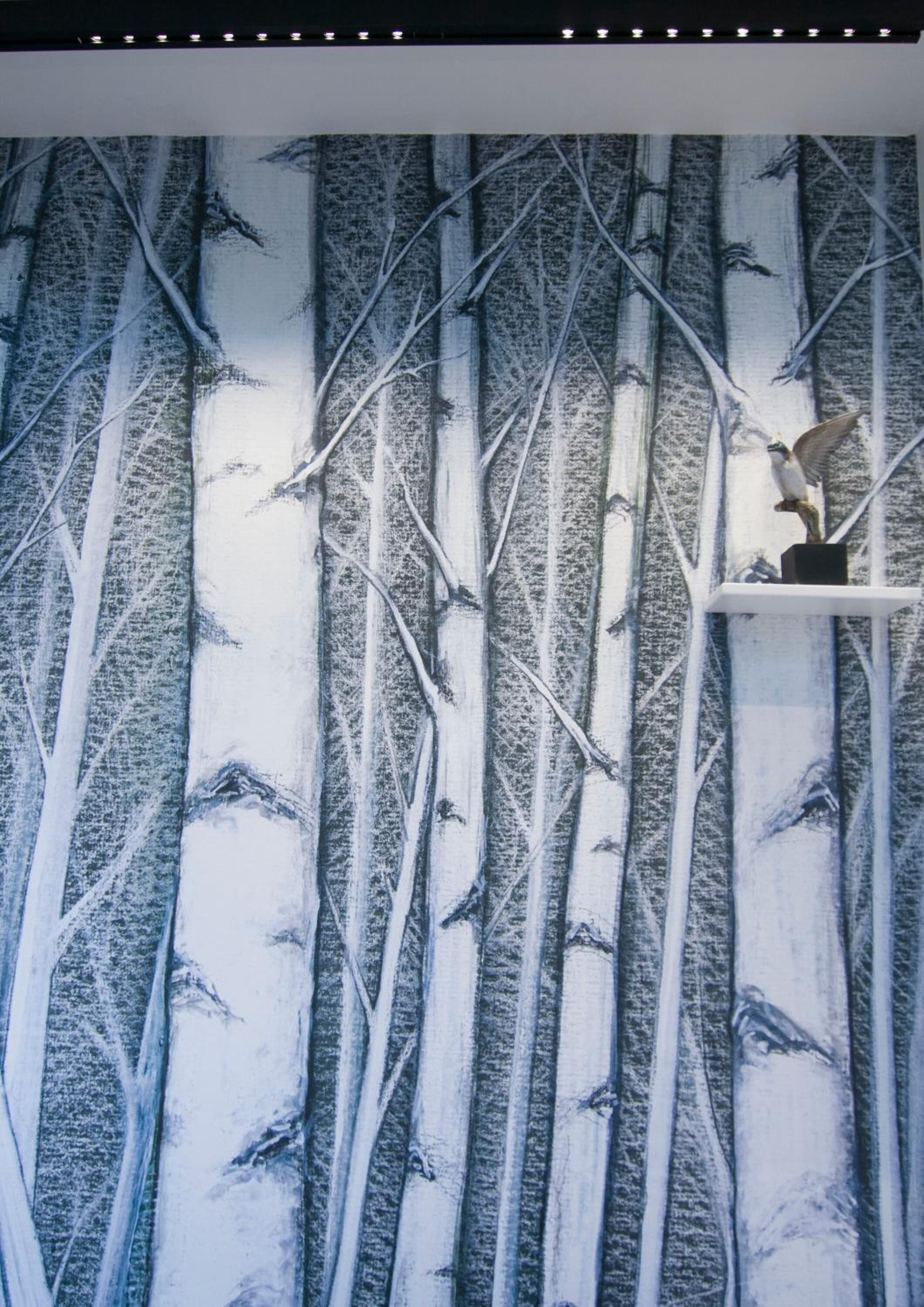 Eine Wand mit einem detaillierten Baum-Wandbild.