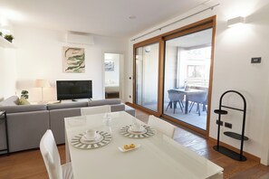 Luksussuite | Oppholdsområde | En 80-centimeters TV med Parabol-TV samt oppvarmet gulv