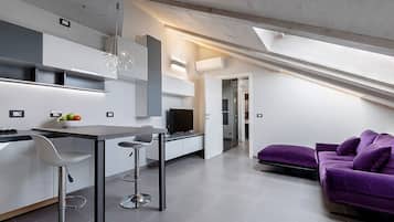 Suite Design Apartment | Zona de estar | Televisión de 80 cm con canales por satélite, suelo radiante