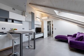 Suite Design Apartment | منطقة المعيشة | تلفزيون بحجم 80-سم يعرض قنوات فضائية، أرضيات مدفأة