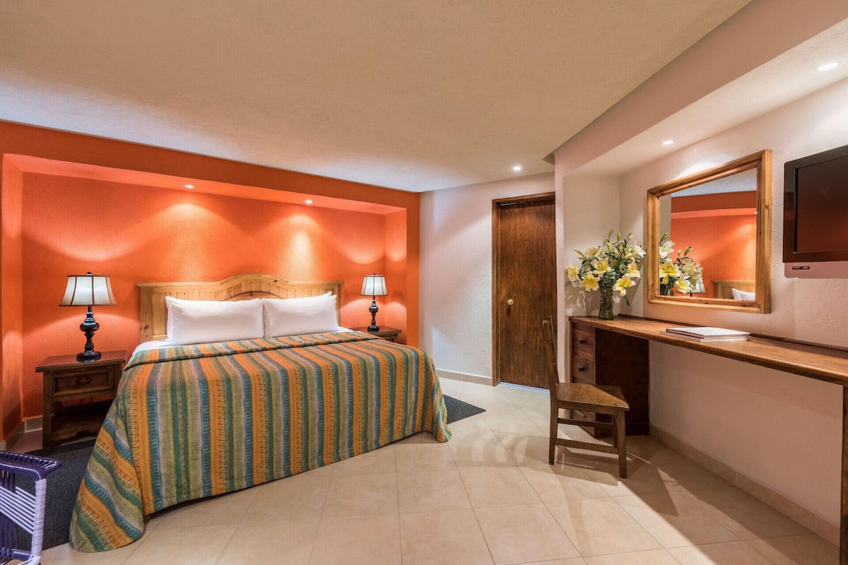 Premium bedding, in-room safe, bed sheets