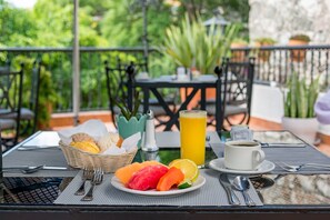 Daily cooked-to-order breakfast for a fee
