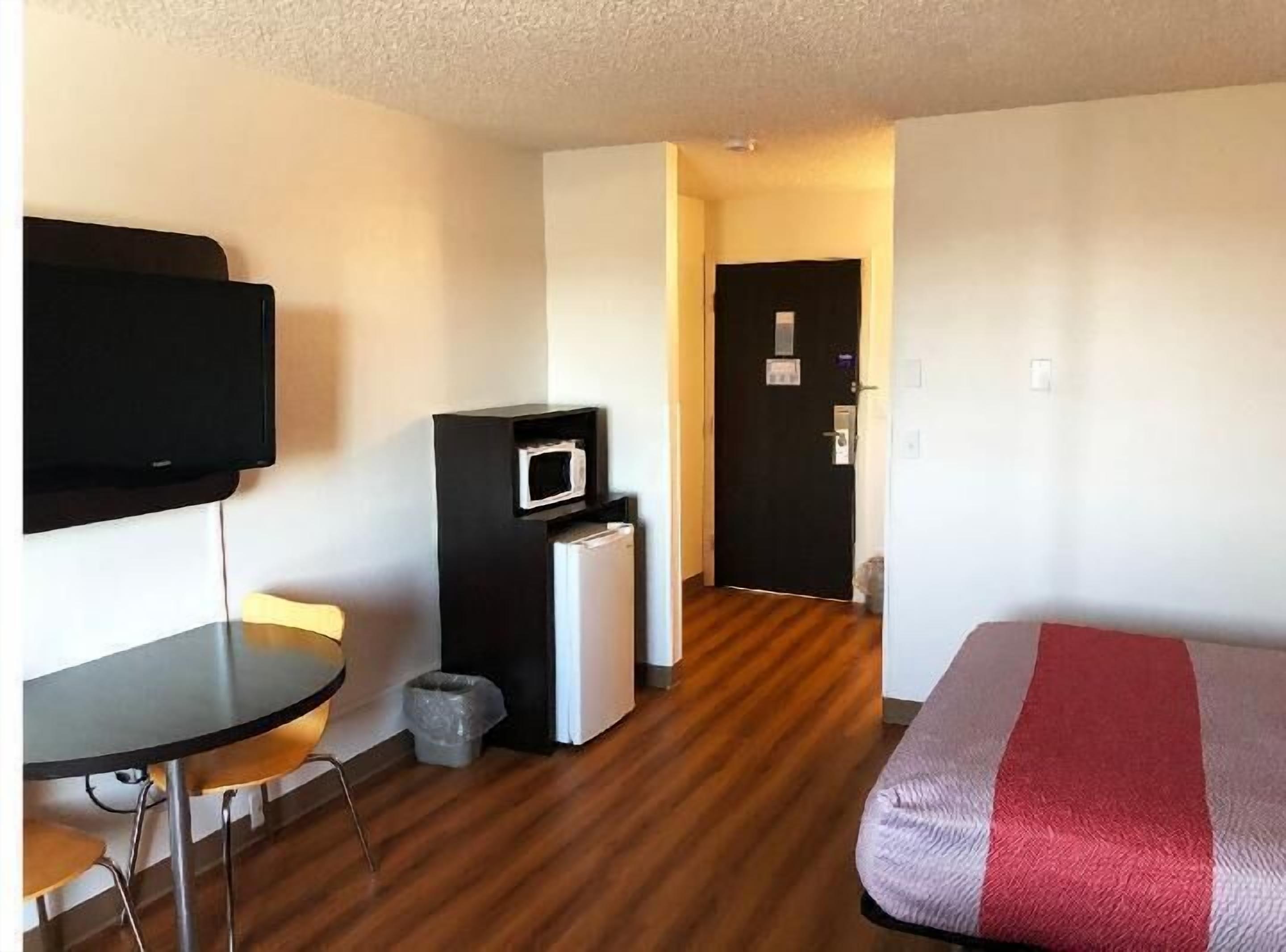 Escritorio, tabla de planchar con plancha y camas extra gratis 