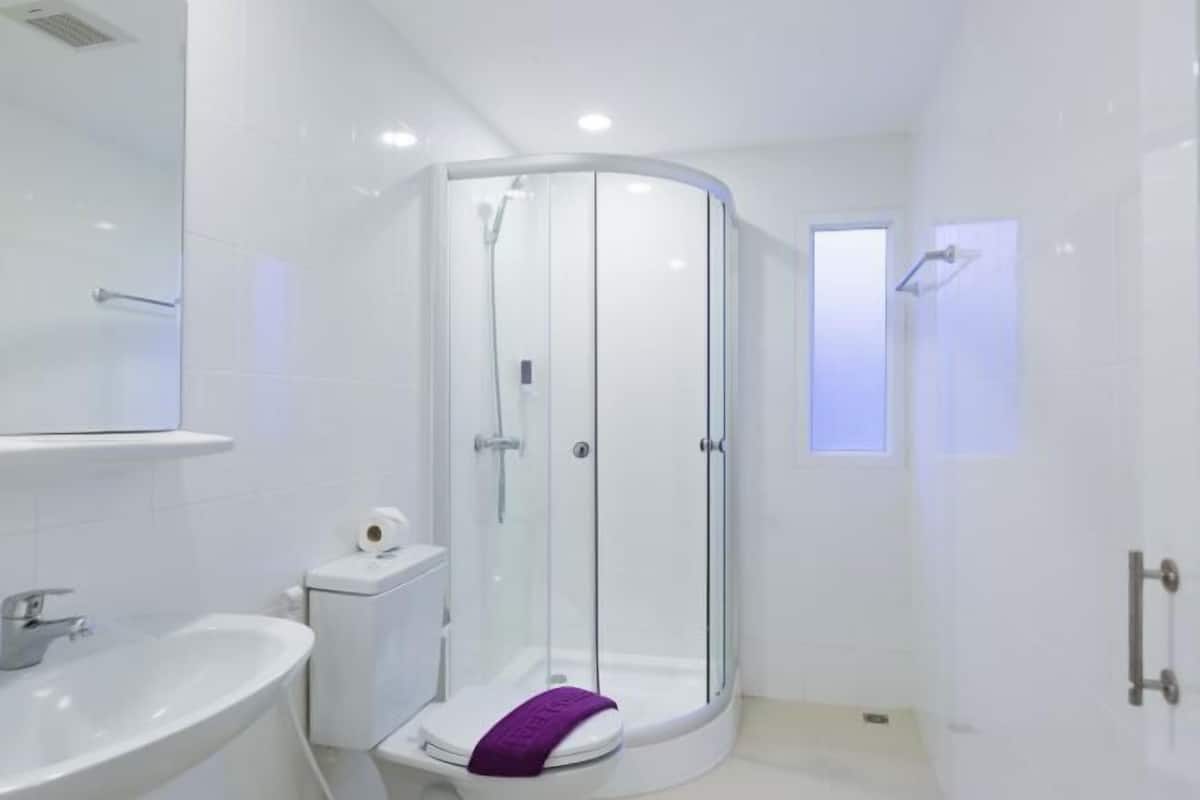 Bathroom | Shower, free toiletries, hair dryer, bidet