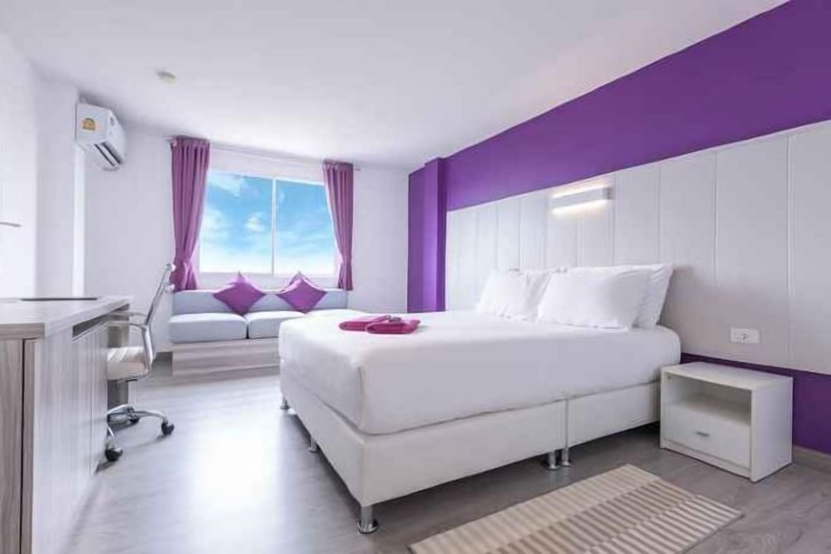 Safe på rommet, individuelt innredet, skrivebord og blendingsgardiner