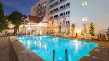 2 outdoor pools, pool loungers