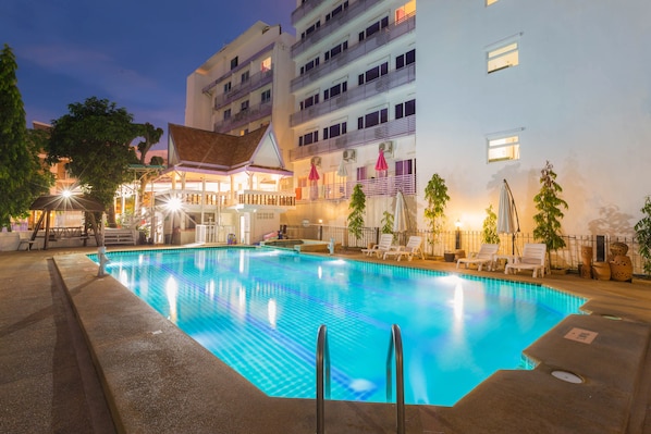 2 outdoor pools, pool loungers - Hotel Zing (Pattaya)