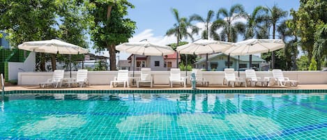 2 outdoor pools, sun loungers