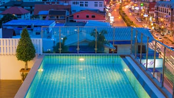 2 outdoor pools, pool loungers