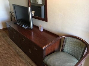 Màn/rèm cản sáng, bàn ủi/dụng cụ ủi quần áo 