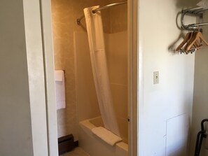 Combined shower/tub, hair dryer, towels