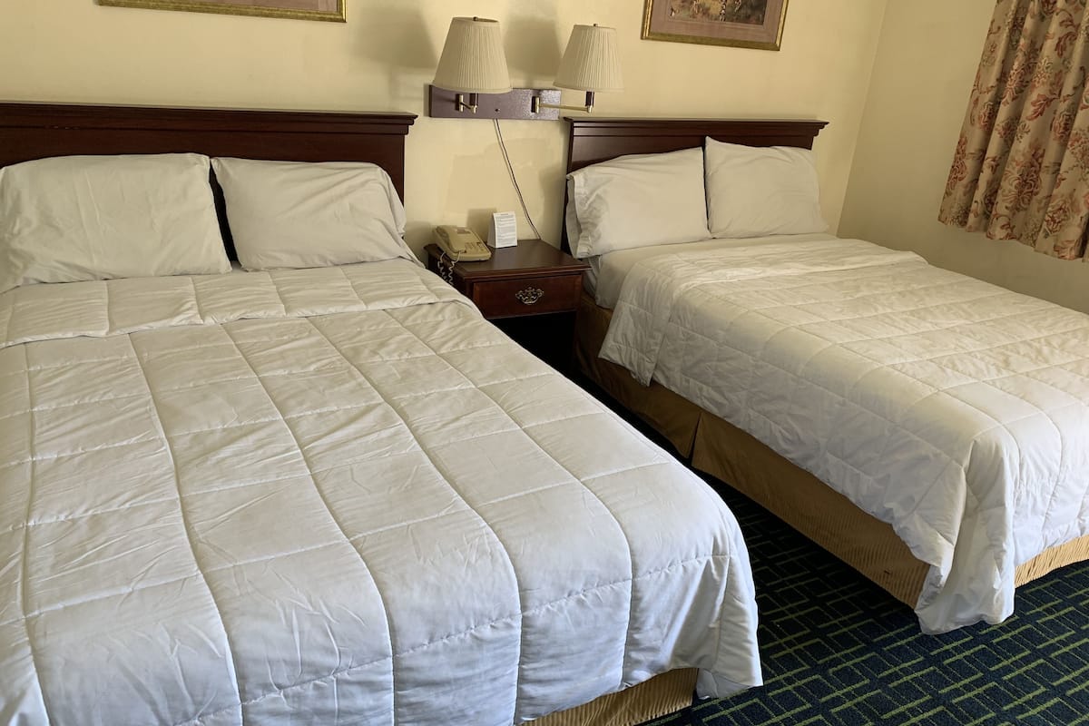 Quarto casal standard | Cortinas blackout, ferros/tábuas de passar roupa, Wi-Fi de cortesia