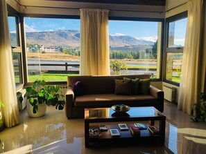 En 32-tommers plasma-TV med kabel-kanaler samt TV