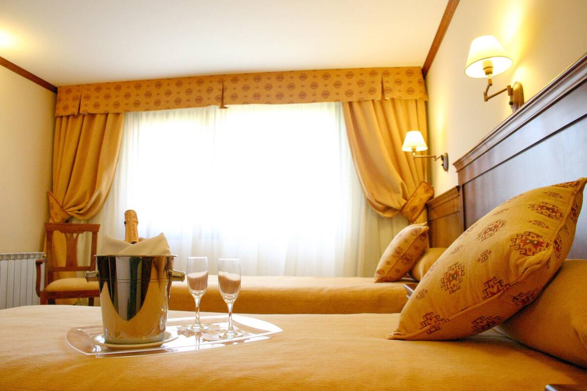 Minibar, coffres-forts dans les chambres, bureau, Wi-Fi gratuit