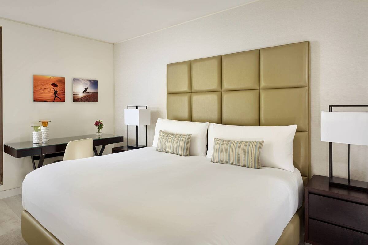 Family Suite, 1 Bedroom, 1 King Bed, Partial Sea View | 이탈리아 프레떼 시트, 고급 침구, 미니바, 객실 내 금고