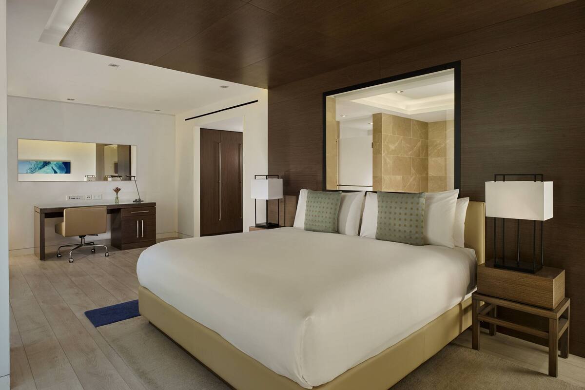 Deluxe Sea View Room, 1 King Bed | 이탈리아 프레떼 시트, 고급 침구, 미니바, 객실 내 금고