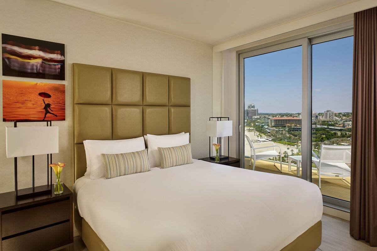 Executive Suite, 1 Queen Bed, Partial Sea View | 이탈리아 프레떼 시트, 고급 침구, 미니바, 객실 내 금고