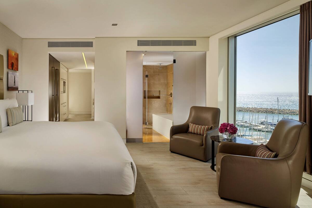 Studio Suite, 1 Queen Bed, Sea View | 이탈리아 프레떼 시트, 고급 침구, 미니바, 객실 내 금고