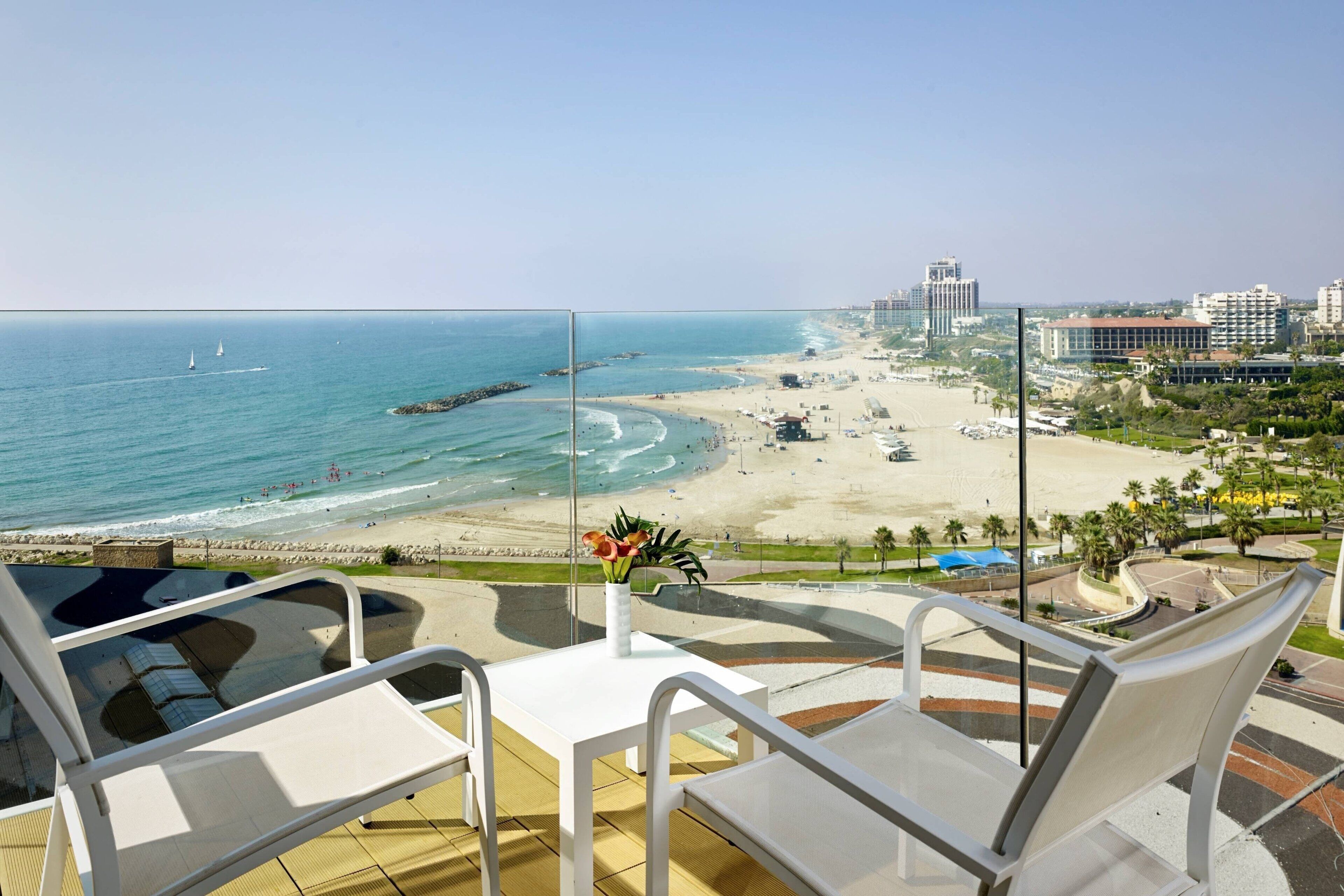 Suite, 1 Double Bed, Balcony, Sea View | Näkymä huoneesta