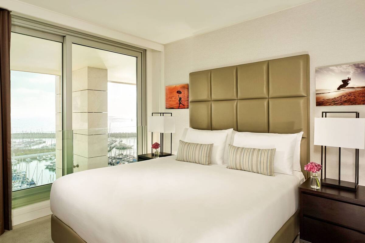 One Bedroom Suite , 1 Queen, Marina View (Duplex Bi-Level Suite) | 이탈리아 프레떼 시트, 고급 침구, 미니바, 객실 내 금고