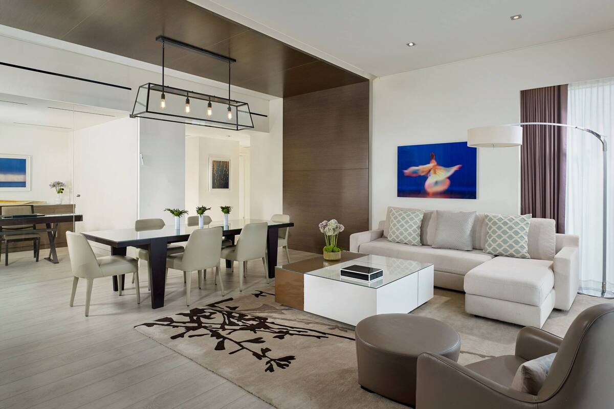Penthouse Suite, 1 Bedroom, 1 King, Sea View | 거실 | LED TV, 유료 영화