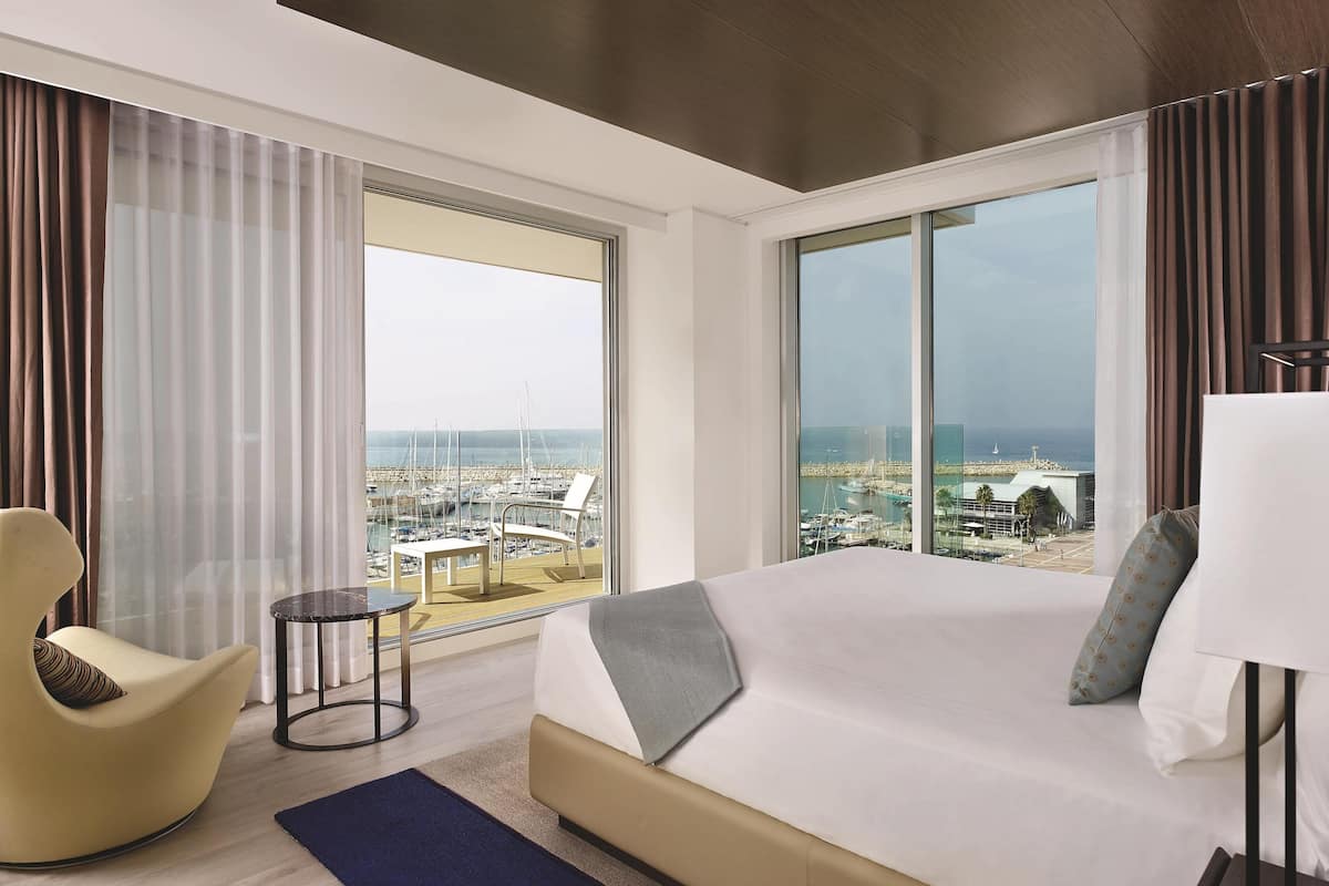 Superior Room, 1 Queen Bed, Non Smoking, Corner (Partial Sea View) | 1 bedroom, Frette Italian sheets, premium bedding, minibar