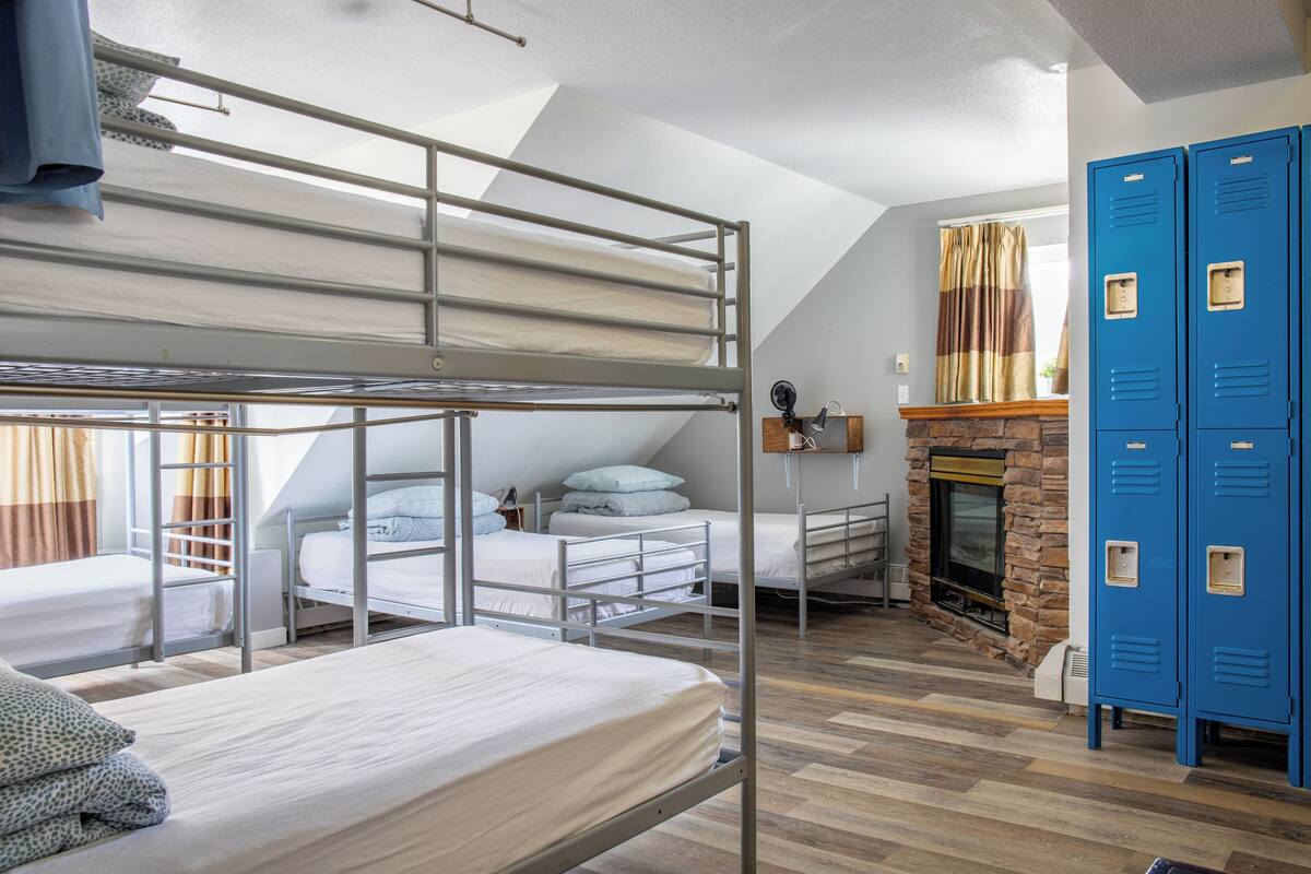Cortinas blackout, tabla de planchar con plancha y wifi gratis 