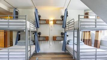 Zimmersafe, Verdunkelungsvorhänge, Bügeleisen/Bügelbrett