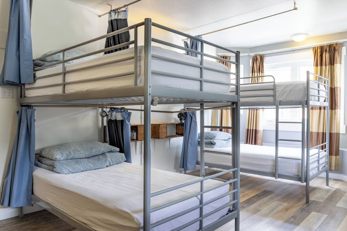 Cortinas blackout, tabla de planchar con plancha y wifi gratis 
