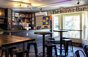 Alfresco dining, serves dinner and happy hour - Samesun Banff - Hostel (Banff)