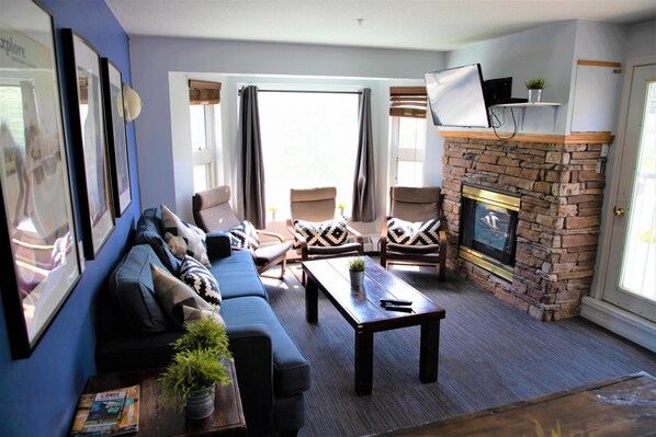 Alfresco dining, serves dinner and happy hour