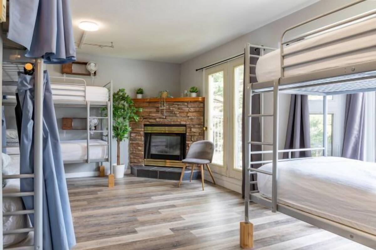 Cortinas blackout, tabla de planchar con plancha y wifi gratis 
